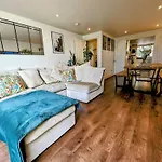 Modern Well Presented Apartment With Garden