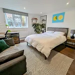 Modern Well Presented Apartment With Garden