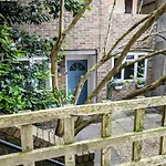 Modern Well Presented Apartment With Garden