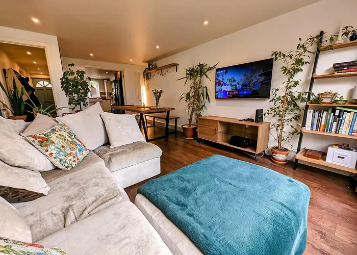 Modern Well Presented Apartment With Garden