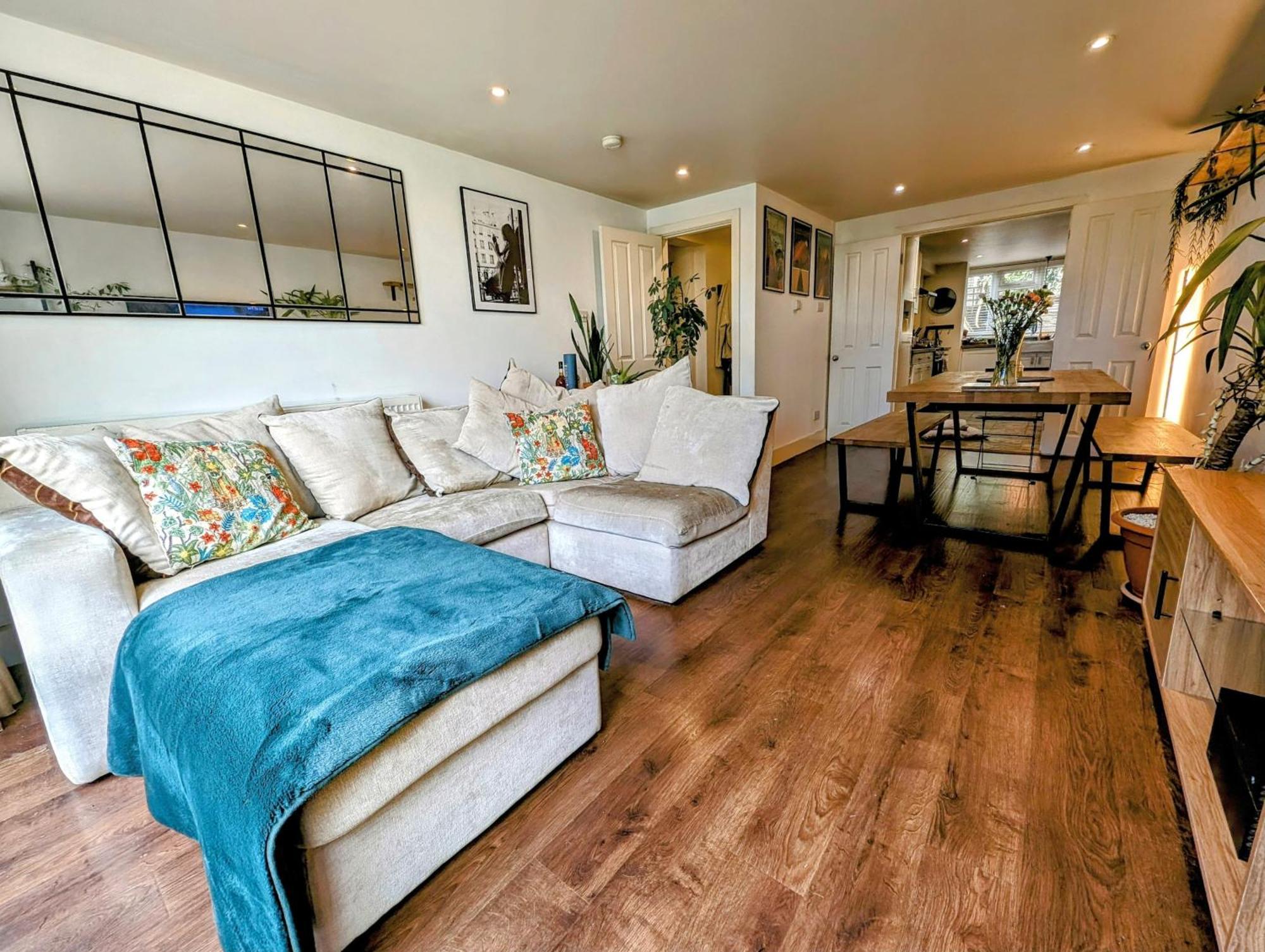Modern Well Presented With Garden Londra
