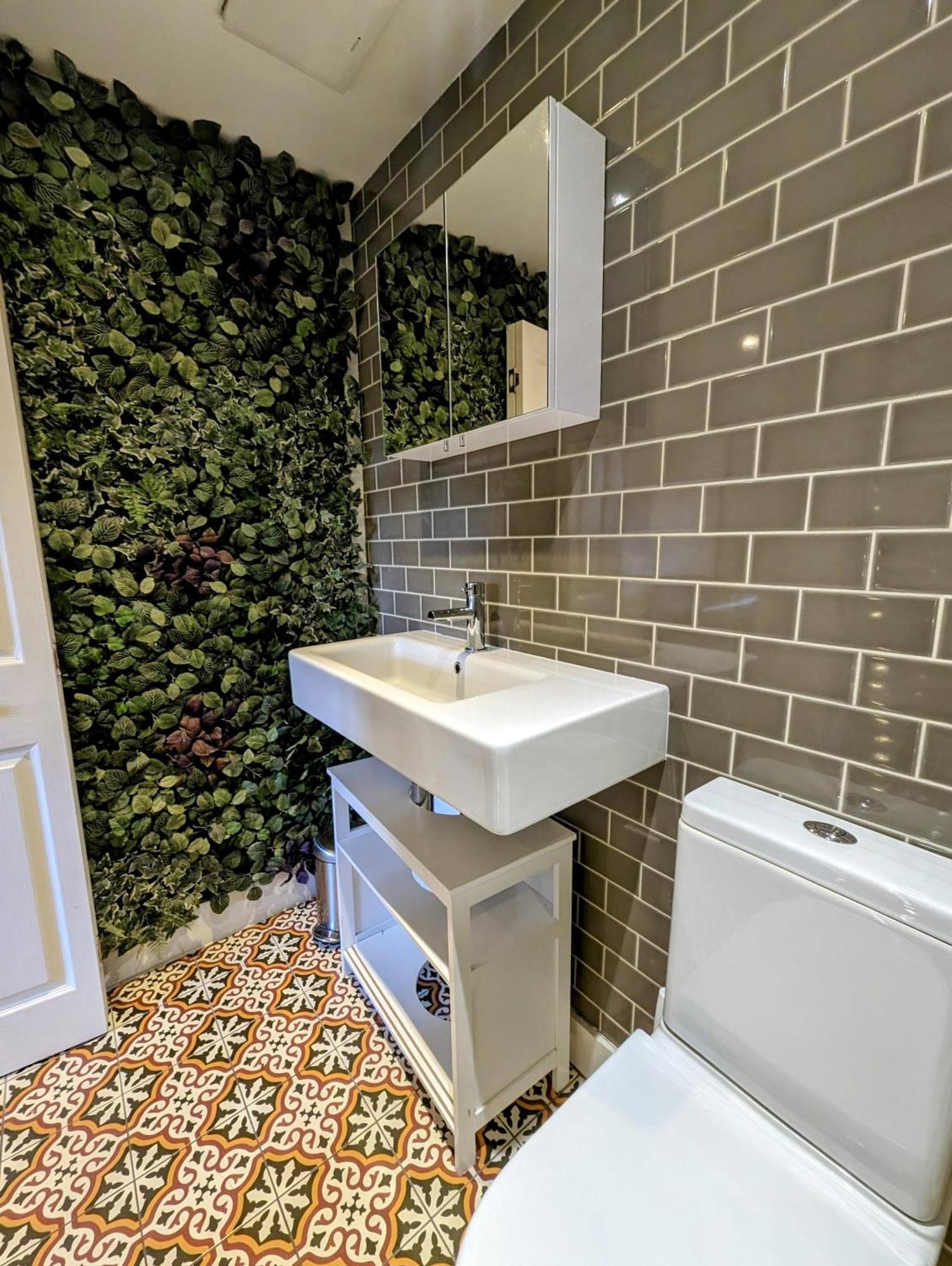 Modern Well Presented With Garden *