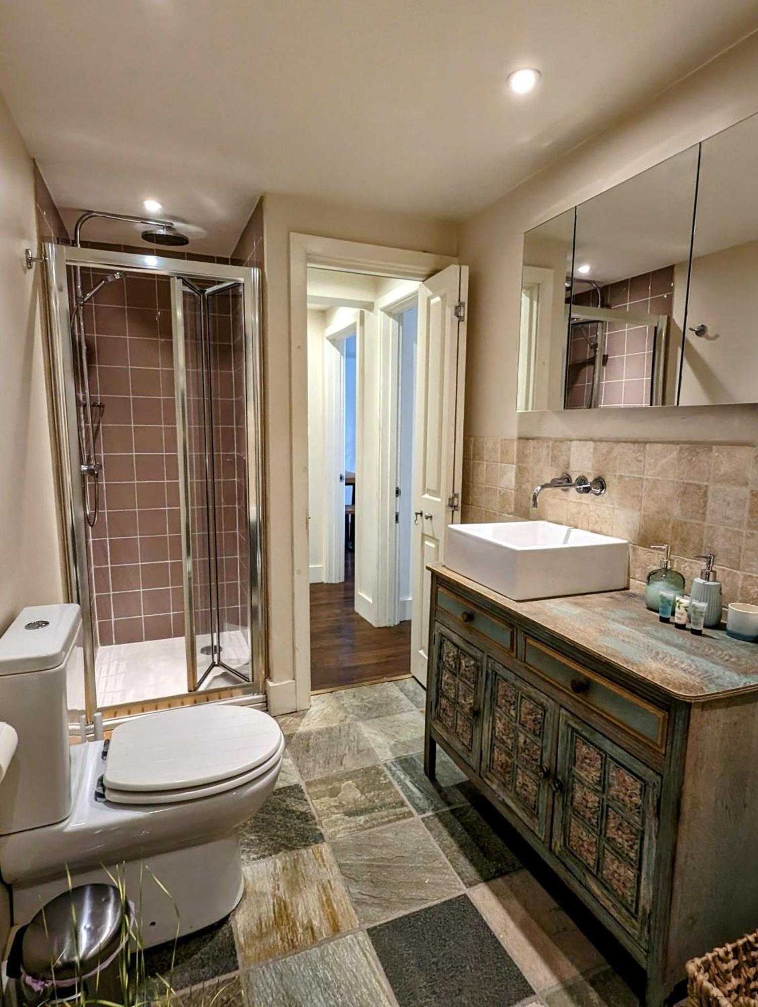 Modern Well Presented With Garden Londra