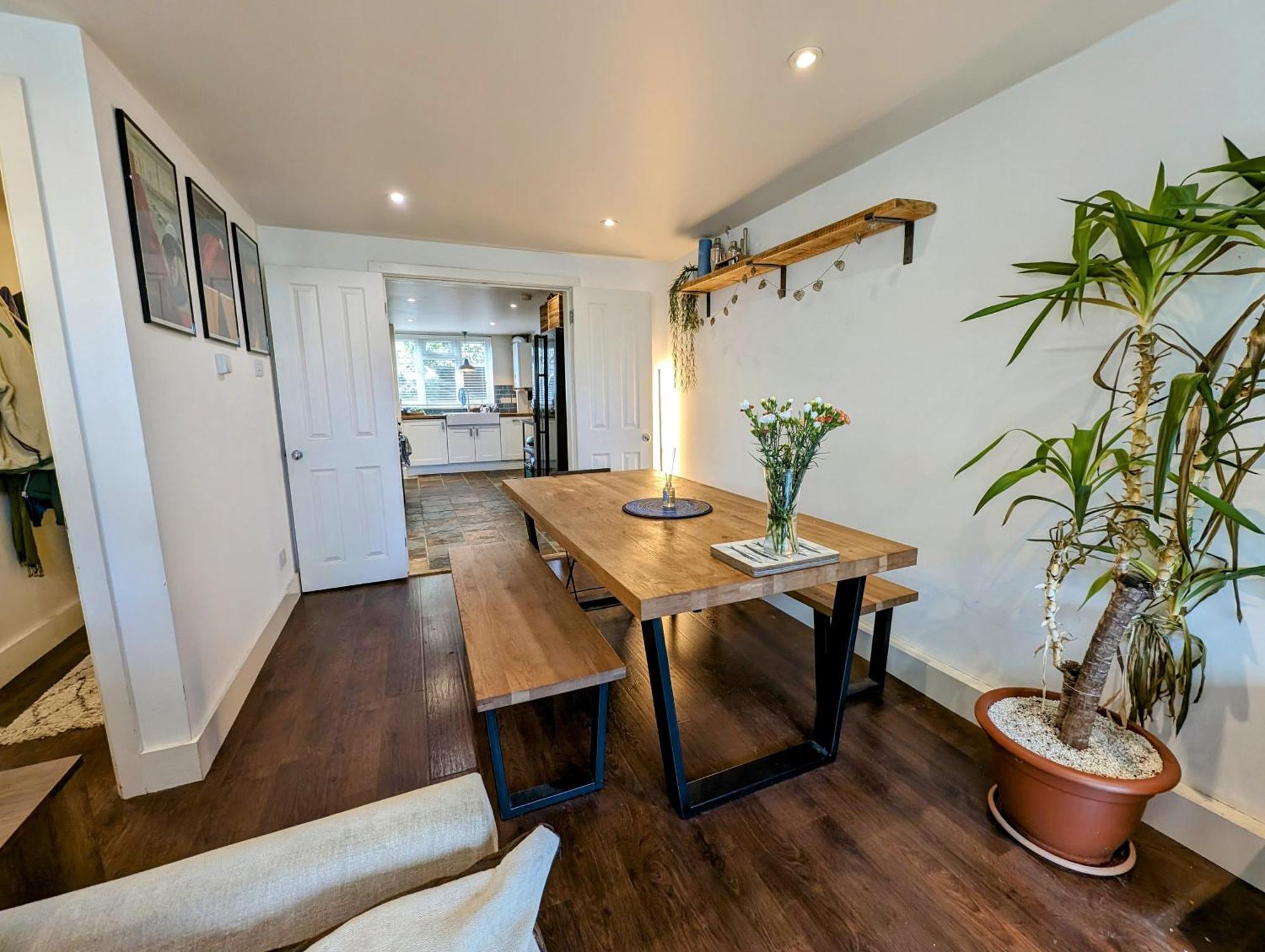 Modern Well Presented With Garden Londra
