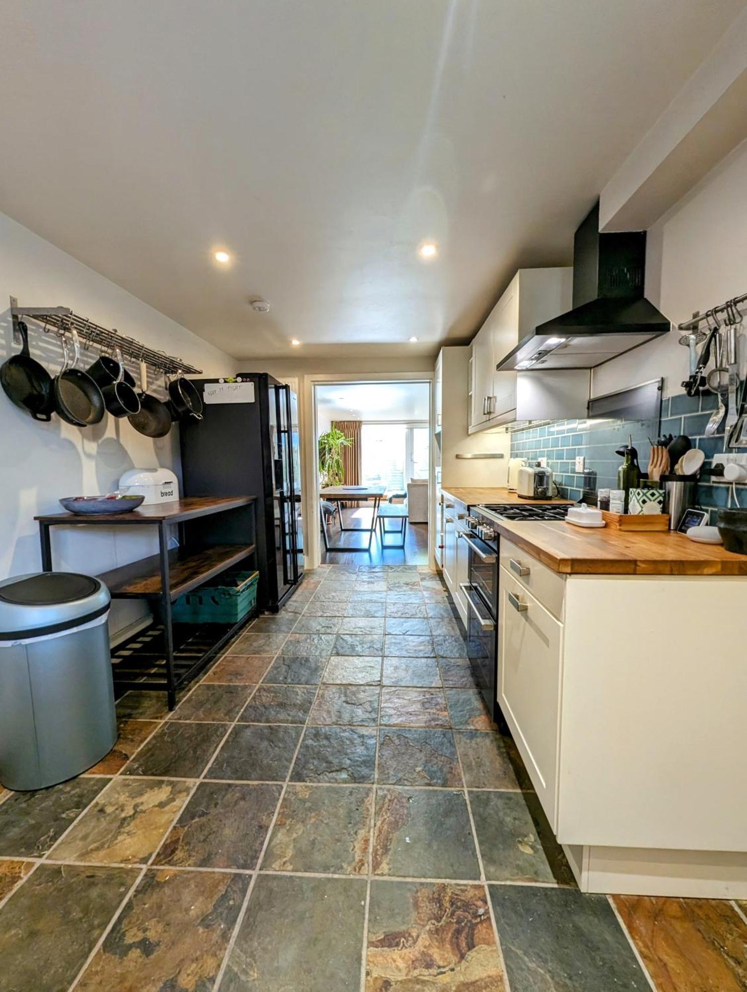 Modern Well Presented With Garden * Londra